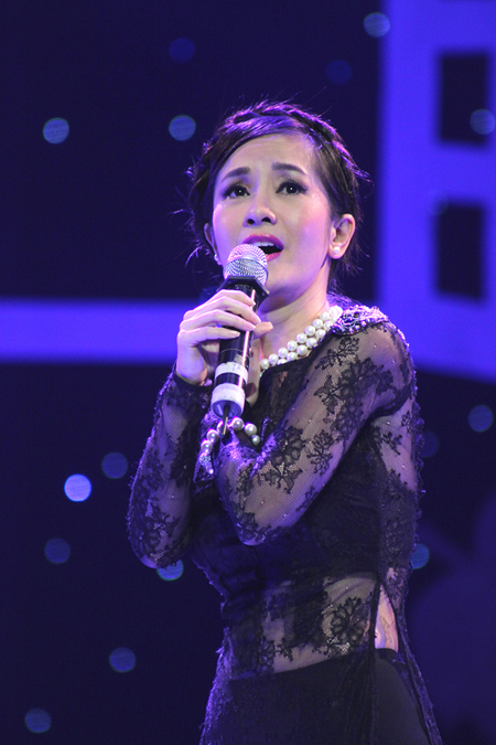 Ca sĩ Hồng Nhung cũng góp phần làm mất đi vẻ đẹp của chiếc áo dài khi diện chiếc áo dài đen trong suốt.